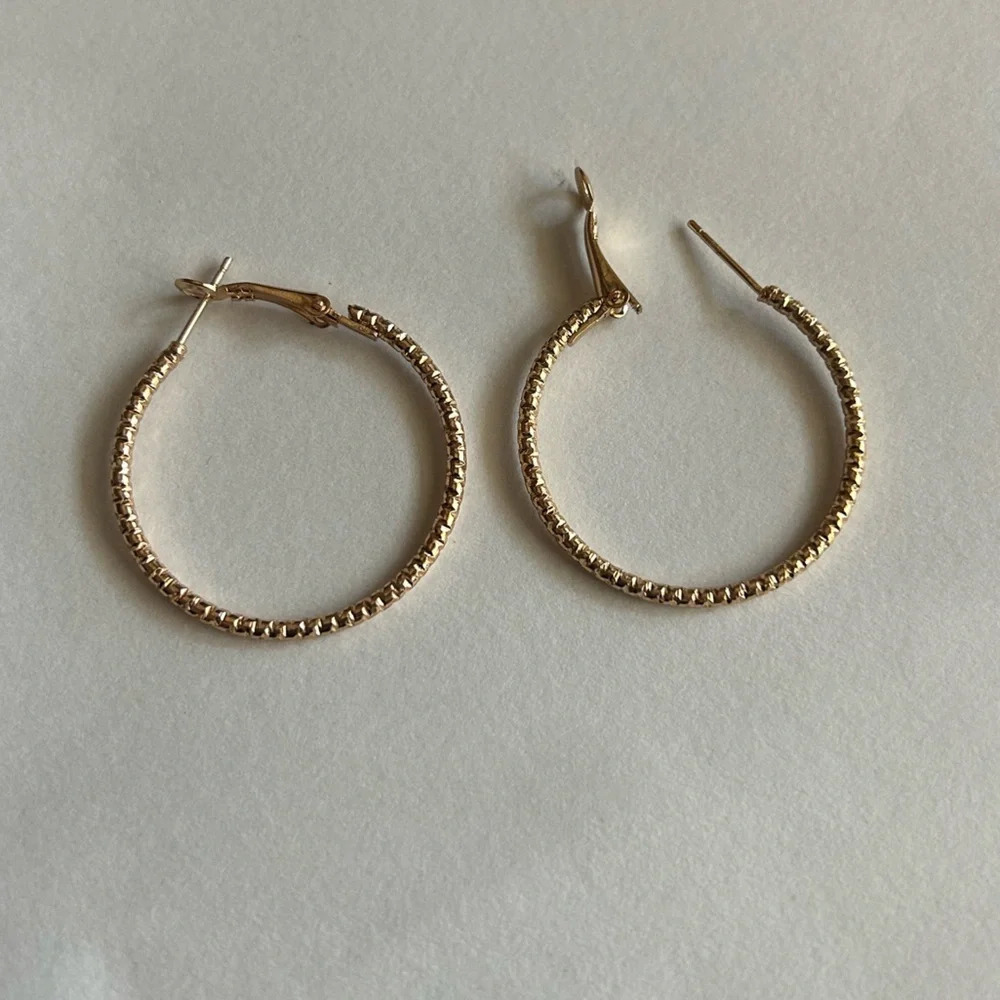 3/$20 Gold Tone Thin Circular Twisted Indented Hoop Stud Earrings 1.5” Pierced